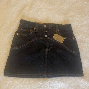 Levi's Icon skirt, size 24, mid-rise, easy through the hip. New NWT